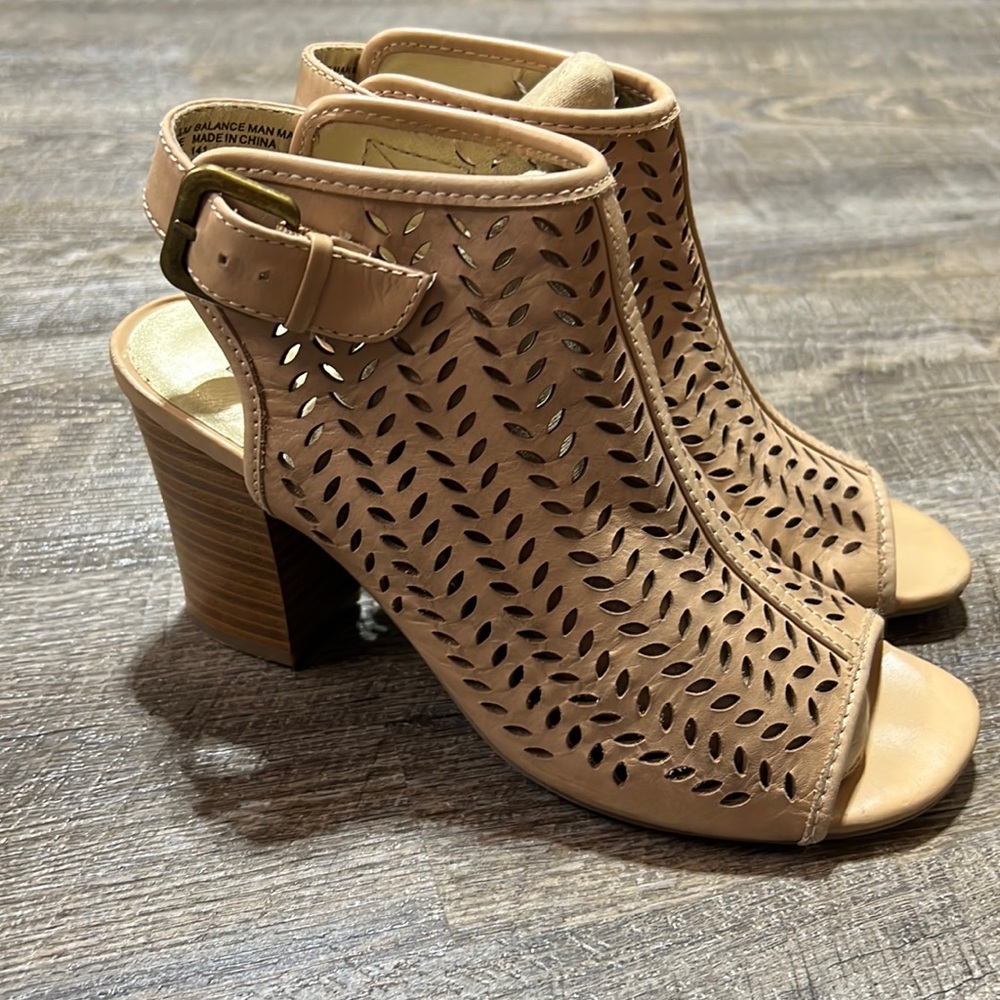 White Mountain leather sandals 6.5 but fit up to 7
